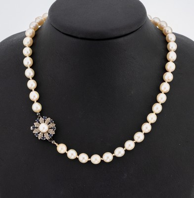 Zuchtperl-Collier mit 14 kt Gold Saphir- Schmuckschließe, GG/WG 585/000, Akoyazuchtperlen, D. ca. 7.2 mm, Kastenschlossfür urspr. 2-rhg. ...