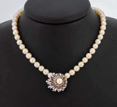 Zuchtperl-Collier mit 14 kt Gold Rubin- Kettenclip, WG 585/000, endlos, Akoyazucht-perlen, D. ca 6.3 mm, Kettenclip mit kl. rundfacett. Rubinen und ...