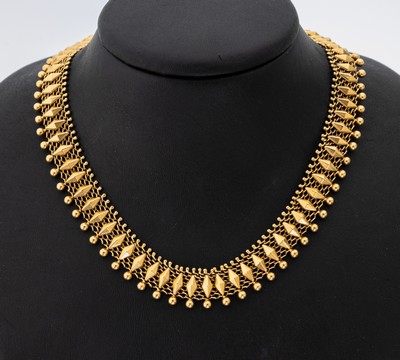 18 kt Gold Collier, GG 750/000, aufwendige Flechtarbeit, aufgelegte Rauten und Kugelabschlüssen, L. ca. 44 cm, Kastenschloss mit Sicherheitsacht, ...