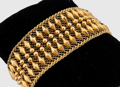 18 kt Gold Armband, GG 750/000, aufwendige Flechtarbeit mit aufgelegten Rauten und Kugeln, B. ca. 3 cm, Kastenschloss mit 2 Sicherheitsachten, ca. ...