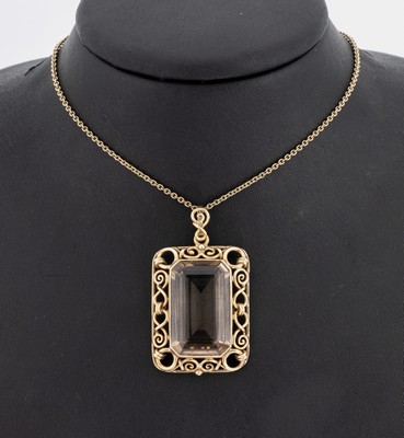 14 kt Gold Rauchquarz-Anhänger, 1950er Jahre, GG 585/000, gr. Rauchquarz im Treppenschliff, Rahmung mit Voluten, ca. 4.5 x2.8 cm, an Kette, Metall ...