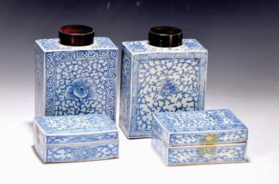 Zwei Teedosen und zwei Deckeldosen, China, um 1880/1900, blaue Unterglasurbemalung, ca. 15 cm, bzw. 10 x 5 x 7.5 cm, eine Dose kl. Chip