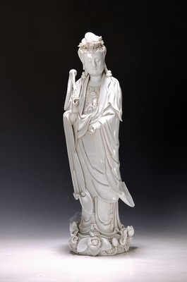 Große Guanyin, China, wohl um 1900,, sog. Blanc-de-Chine, Porzellan, eine Hand abgebrochen, ein Finger der anderen Hand fehlt, l. best., fehlende ...