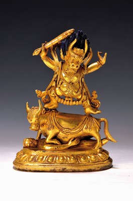Dhamapala, Tibet, 20. Jh., Bronze, vergoldet, auf Stier stehend, Lotussockel, vergoldet, ca. 18 x 13 cm