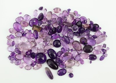 Lot lose Amethyste, zus. ca. 608 ct, versch. Schliffformen, Größen und Farbnuancen, Ausfassware