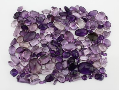 Lot lose Amethyste, zus. ca. 703 ct, versch. Schliffformen, Größen und Farbnuancen,Ausfassware