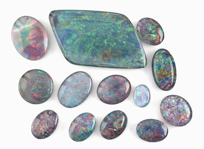 Lot 13 lose Opaltripletten, zus. ca. 56 ct, Cabochons in versch. Größen, Formen und Farbspielen, Ausfassware