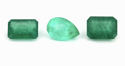 Lot 3 lose Smaragde, zus. ca. 8.3 ct, 2 x oktogonaler Treppenschliff, 1 x facett. Tropfen, Ausfassware