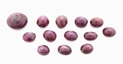 Lot 13 lose Sternrubine, zus. ca. 40.2 ct, Cabochons in versch. Größen und Formen, Ausfassware