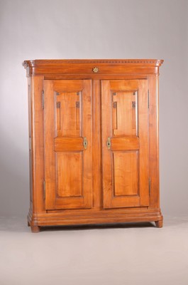 Klassizistischer Schrank, 19.Jh., Kirschbaum massiv, zweitürig, auf Rahmen gearbeitet, achtfach kassettiert, Messingbeschläge, feine florale ...