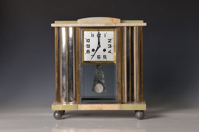 Kaminuhr, Art Deco, Frankreich um 1930, Onyx, allseitig facett. verglast, Uhr flankiert von konkaven und konvexen bespiegelten Zierteilen, ...