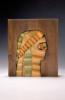 Jörg Beier, 1946-2021 Schwarzenberg, Holzobjekt, geschnitzt, partiell bunt gefaßt, rückseitig auf Etikett sign. und dat. 84, ca. 20x18cm