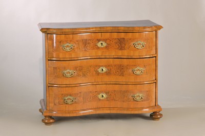Barockkommode, wohl Braunschweig, um 1750, Nussbaumfurnier und Wurzelfurnier, Einlagen aus Esche und Pflaume, drei Schubladen, Schlösser und ...