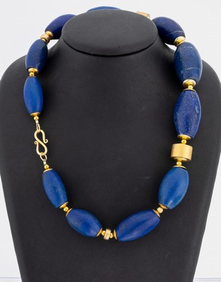 Ausgefallenes Lapislazulicollier, Indien 1960/70er Jahre, S-Schließe und Zwischenmonturen Silber vergoldet, ovale Lapis-Tönnchen, L. ca. 3 cm, ca. ...