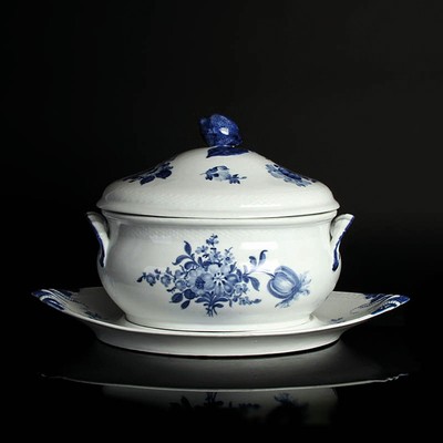 Große Suppenterrine, Royal Copenhagen, 20.Jh., Porzellan, Blaue Blume, Deckelterrine mit Unterteller, Zitrone als Deckelbekrönung, 50x30x30 cm, ...