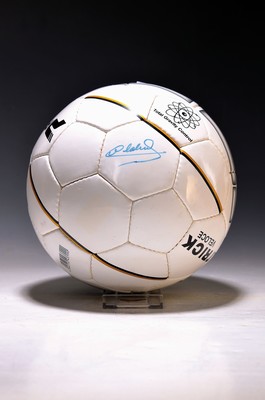Fußball mit orig. Signatur Michel Platini, (geb. 1955), galt in den 1980er Jahren als bester Spieler weltweit wurde 1983, 84 und 85 mit dem Ballon ...