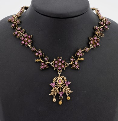 Rubin-Collier, um 1900, Silber verg. gepr.,florale Gestaltung, ausgefasst wohl mit rundfacett. Rubinen zus. ca. 8.45 ct, L. ca. 39 cm, Hakenschließe