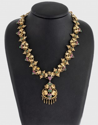 Farbsteincollier, Silber verg., um 1900, gepr., florale Gestaltung, ausgefasst wohl mitrundfacett. Rubinen und Smaragden zus. ca. 6.0 ct, z.T. ...