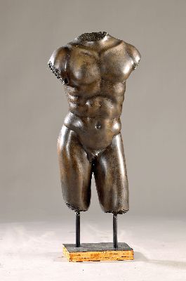 Große zeitgenössische Bronzefigur, männlicher Torso, Bronzeguß, unsigniert, Holzsockel, Gesamth. ca. 98 cm