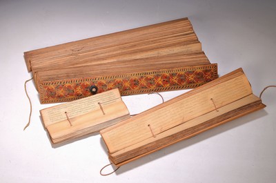4 Palmblattbücher, Südostasien, um 1900, 1 mit verzierten Holzdeckeln, drei mit einfachen Holzdeckeln, L. ca. 48/43/23/15cm