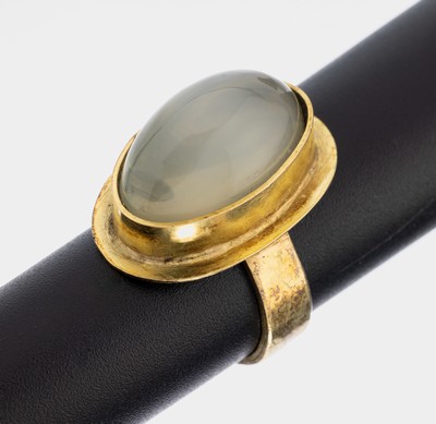 18 kt Gold Mondstein-Ring, GG 750/000, ovaler Mondstein-Cabochon ca. 20.0 ct, RW 55, ca. 12.5 g, Handarbeit