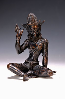 sitzende Tara, Tibet, 19./20 Jh., Bronze, dunkel patiniert, H. ca. 14.5 cm, Altersspuren