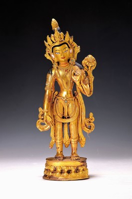 Stehende Tara, Tibet, wohl Anfang 20. Jh., Bronze vergoldet, mit Türkisen und Korallen besetzt, Gesicht und Haare bemalt, Lotussockel, H. ca. 29 cm