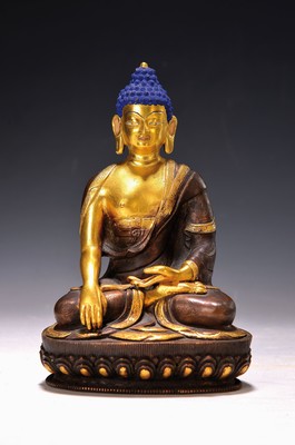 Shakyamuni-Buddha, Nepal, 20. Jh., Bronze, partiell dunkel patiniert, Gesicht und Haare bemalt, verziertes Gewand, Erdberührung, auf Lotussockel, ...