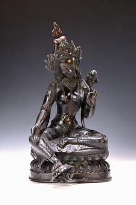 Große sitzende Tara, Tibet, 2. Hälfte 20. Jh., Bronze, dunkel patiniert, auf Lotussockel, ca. 35 x 20 x 20 cm