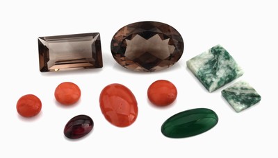 Lot lose Farbsteine, 2 x facett. Rauchquarz, 1x ovalfacett., 1 x Treppenschliff zus. ca. 48.0 ct, 1 x Grünachat-Cabochon ca. 6.91 ct, 2x ...