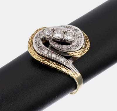 14 kt Gold Brillant-Ring, GG/WG 585/000, part. strukt., geschwungenes Design, mittig 3 erhaben gefasste Brillanten zus. ca. 0.35 ct Weiß/si, 14 ...