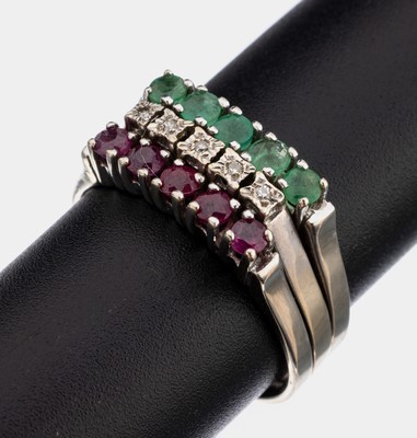 14 kt Gold Rubin-Smaragd-Diamant-Ring, WG 585/000 gepr., ehemals 3 einzelne Ringe, 5 rundfacett. Rubine zus. ca. 0.25 ct, 5 rundfacett. Smaragde ...