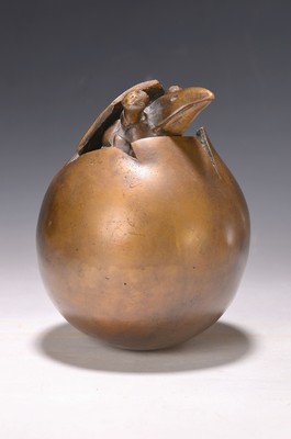 Gernot Rumpf, geb. 1941 Kaiserslautern, Elwedritsche-Küken im Ei, Bronze, monogr. und num. 9/25, Gießerstempel Strehle, H. ca. 16.5 cm, D. ca. 12cm