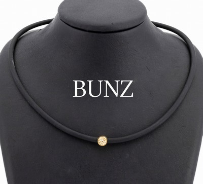 18 kt Gold BUNZ Brillant-Collier, GG 750/000, schwarzer Kautschukreif, schlichter Anhänger mit 15 Brillanten zus. ca. 0.10 ct (grav.) feines ...