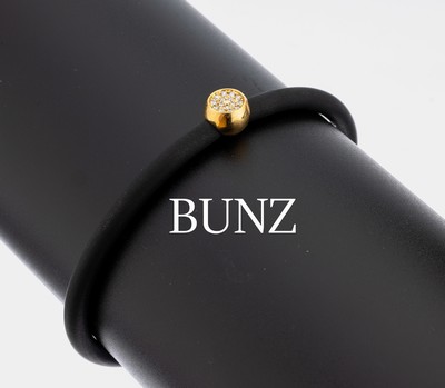 18 kt Gold BUNZ Brillant-Armreif, GG 750/000, schwarzes Kautschukband, schlichter Anhänger mit 15 Brillanten zus. ca. 0.10 ct (grav.) feines ...