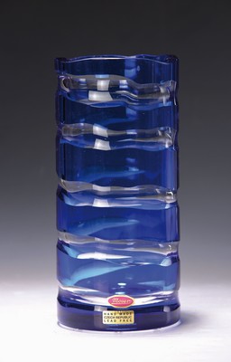 Vase "Aquamarin", Moser Karlsbad, 1999, farbloses Kristallglas blau überfangen, geschnitten, H. ca. 23cm, mit Zertifikat Nr. 2878, im ...