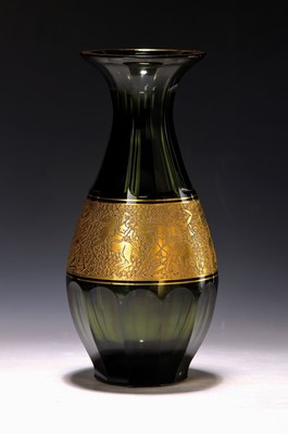 Vase, Moser Karlsbad, 1920er/1930er Jahre, dunkelgrünes Glas facettiert, umlaufender vergoldetes Fries, am unteren Rand kleiner Sprung innerhalb des ...
