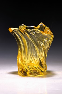 Vase, Moser Karlsbad, 1920er Jahre, gelbes dickwandiges Glas in sich gewellt und gedreht, H. ca. 15cm