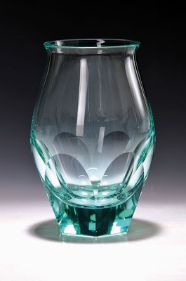 Große Vase, Moser Karlsbad, Tschechien, grünes Glas, unterer Teil facettiert, signiert, H. ca. 23.5cm