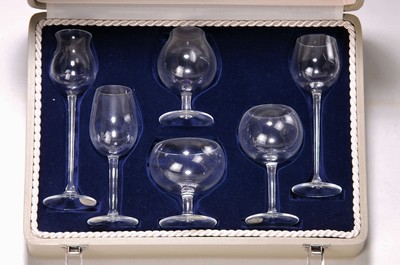 Probiergläser Miniature Sniffers, Moser Karlsbad, 1960er Jahre, 6 versch. Gläser aus mundgeblasenem farblosem Glas, im orig. Etui, H. ca. 7.5-12.5cm