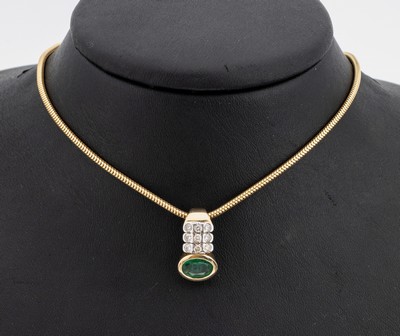 14 kt Gold Brillant-Smaragd-Clipanhänger, GG/WG 585/000, ovalfacett. Smaragd ca. 1.20 ct, 9 Brillanten zus. ca. 0.27 ct Weiß/si, an Schlangenkette ...