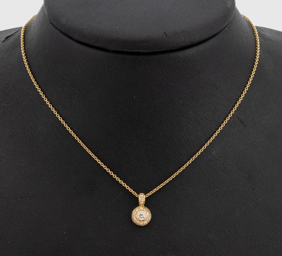 18 kt Gold Diamant-Anhänger, GG 750/000, mittig Diamant ca. 0.10 ct Weiß/si, umgeben von weiteren Diamanten zus. ca. 0.22 ct Weiß/si, L. ca. 42 ...