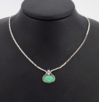 14 kt Gold Chrysopras-Brillant-Collier, WG 585/000, ovaler Chrysopras-Cabochon ca. 6.0 ct, 2 Brillanten zus. ca. 0.20 ct Weiß/si, L. ca. 40 cm, ca. ...