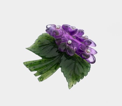 Veilchenbrosche mit Amethyst und Nephrit , 1960er Jahre, Montur Metall, Blüten aus Amethyst geschnitten, Blütenstempel kl. Perlchen, Blätter und ...