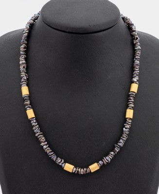 Designer-Süßwasserperl-Collier mit GG 585/000 -Monturen, Schließe GG 585/000, bräunliche Süßwasserperlen in Plättchenform, gef., L. ca.45 cm, ...