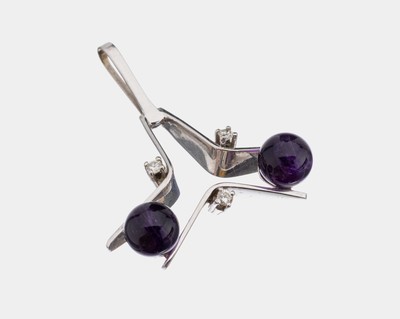 14 kt Gold Amethyst-Brillant-Anhänger, WG 585/000, 2 Amethystkugeln, 3 Brillanten zus. ca. 0.15 Weiß/si, L. ca. 3 cm, ca. 5.2 g