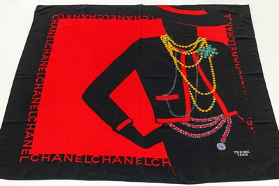 CHANEL Seidentuch, 90er Jahre, schwarz roter Grund, Darstellung einer Frau mit Kettenund Gürtel, ca. 88 x 88 cm, Rand handrolliert