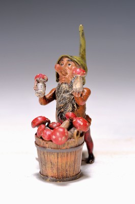 Wiener Bronze, 2.H.20.Jh., Katze in Zwerg mit einem Korb voller Fliegenpilze, sign. Franz Bergmann, ca. 8x6x3 cm