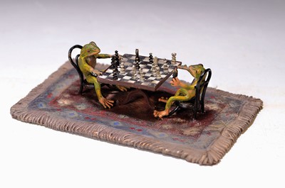 Wiener Bronze, 2.H.20.Jh., Frösche beim Schach, bunt staffiert, sign. Bergmann, ca. 4x16x19 cm