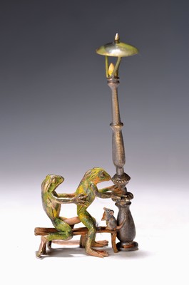 Wiener Bronze, 2.H.20.Jh., erotische Frösche auf Bank vor einer Laterne, bunt staffiert, sign., H.ca. 12 cm
